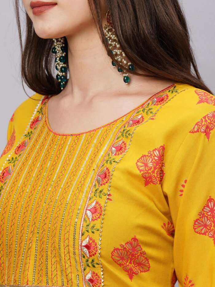Pink Cotton Women Kurta With Pant - Image 4
