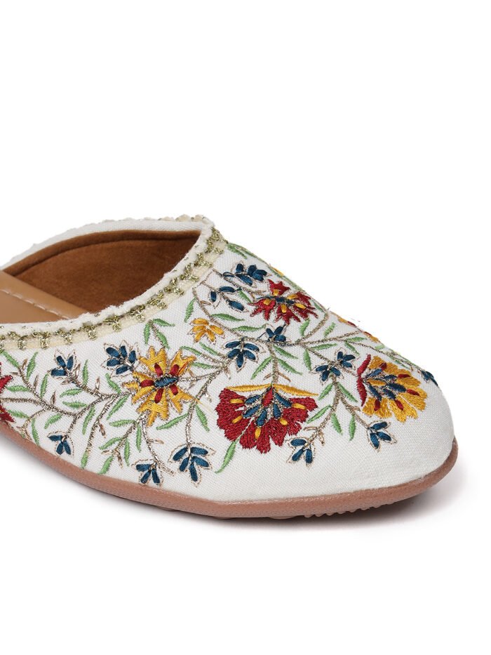 Embellished Ethnic Mojaris - Image 4